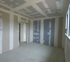 Photo chambre 4.

Cloison, électricité, isolant et chape liquide ciment terminer.

En attente menuiserie intérieur avant remise des clefs et réception.