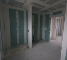 Photo salle de bain.

Cloison, électricité, isolant et chape liquide ciment terminer.

En attente menuiserie intérieur avant remise des clefs et réception.