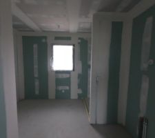 Photo salle de bain.

Cloison, électricité, isolant et chape liquide ciment terminer.

En attente menuiserie intérieur avant remise des clefs et réception.