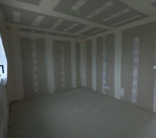 Photo chambre 2.

Cloison, électricité, isolant et chape liquide ciment terminer.

En attente menuiserie intérieur avant remise des clefs et réception.