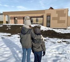 La maison a été posé en 2 jours. Il manque le toit sur la photo, venu le jour suivant.