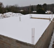 La dalle est coulée, chantier stoppé par le froid.