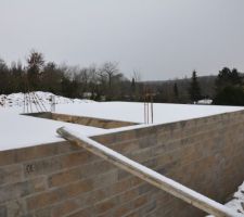 La dalle est coulée, chantier stoppé par le froid.