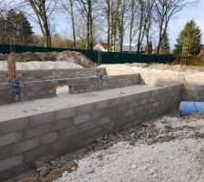 Vide sanitaire de 80 cm avec trou d'homme dans le mur de refend