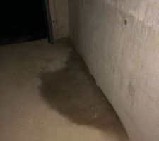 Humm mais est-ce normal que l'eau dans le garage passe au niveau inferieur: sous-sol ?