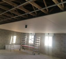 Plafond étage avec aspiration VMC double flux couloir