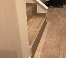 OUF, le carreleur a réussi à tricher pour aligner la plinthe carrelage à l'escalier malgré le fait que la cloison n'est pas aligné au bout de l'escalier