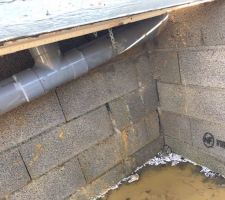 Tuyau accroché sous le plancher