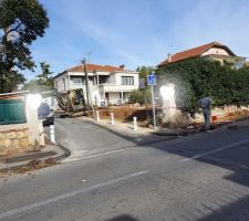 Terrassement et d&eacute;molition d'un mur de cl&ocirc;ture