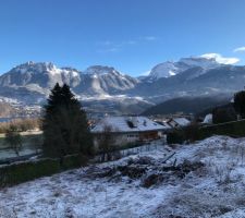 Voici la vue depuis notre terrain, les montagnes plus que le lac nous ont fait craquer