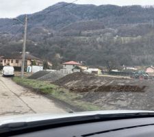 Mise en dépôt de la terre végétale sur le terrain pour l'instant et livraison du graviers/sables pour les fonds de tranchées