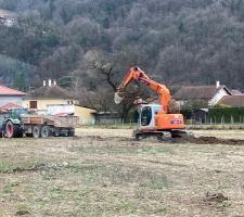 Apparemment ça coûte moins cher de demander à un agriculteur pour charrier les terres ;-)