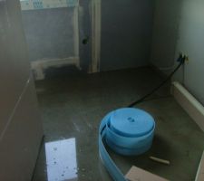 Photo prise apr&egrave;s payement de la facture hors d'air hors d'eau. J'ajoute que les enduits ext&eacute;rieurs ne sont pas faits. R&eacute;sultat, les parpaings tremp&eacute;s, &ccedil;a traverse et voil&agrave; ! Beau travail, Non ?