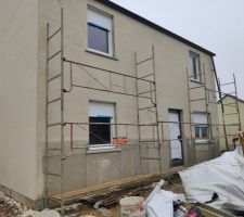 Entre le 25/12/2020 et le 13/01/2020 le fa&ccedil;adier a commenc&eacute; la sous-couche de l'enduit