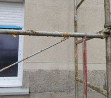 Entre le 25/12/2020 et le 13/01/2020 le fa&ccedil;adier a commenc&eacute; la sous-couche de l'enduit