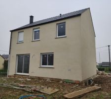 Entre le 25/12/2020 et le 13/01/2020 le fa&ccedil;adier a commenc&eacute; la sous-couche de l'enduit. Fa&ccedil;ade arri&egrave;re (Est).