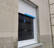 Entre le 25/12/2020 et le 13/01/2020 le fa&ccedil;adier a commenc&eacute; la sous-couche de l'enduit. Fa&ccedil;ade avant (Ouest).