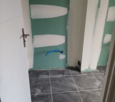 Rendez-vous du 22/01/2021 avec le conducteur de travaux.
SDB de l'étage, il manque les plinthes