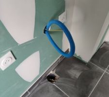 Rendez-vous du 22/01/2021 avec le conducteur de travaux.
SDB de l'étage, il manque les plinthes.
Arrivée d'eau pour la machine à laver.