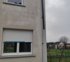 Visite le 01/02/2021 le fa&ccedil;adier est venu faire le reste de la sous-couche de la maison (entre le 25/01/2021 et le 01/02/2021)
Photos datant du 06/02/2021.

Le fa&ccedil;adier a tordu la goutti&egrave;re