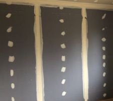 Jointage cloison phonique chambre