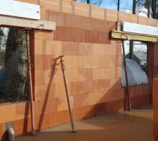 Le Tetris se monte parfaitement , on peut voir &agrave; l'int&eacute;rieur un trait bleu correspondant au bas des futur fen&ecirc;tres Franchement cela me plait bien et le chantier reste propre