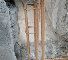 Malfaçon - Raidisseur non ancré. Les attentes de chainage ne sont pas liaisonnées avec le chainage horizontal (elles sont tenues par le béton du raidisseur) et totalement en dehors des cadres transversaux.