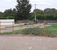 Là bas, au bout de l'allée, l'entrée de la gaine d'eau potable. Ca fait tout ça à tirer. C'est loin.