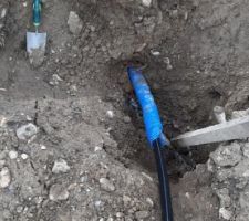 La gaine arrachée, et le tube à remplacer en cours de tirage. On avance d'environ 5 à 10cm toutes les 10 secondes, parfois moins. Avec une petite pause régulière. C'est long.