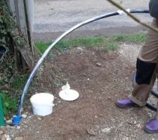 Tartinage du nouveau tube de lubrifiant à base de silicone (initialement pour les joints à lèvres des tuyaux d'assainissement) afin de l'aider à glisser. Madame le fait aussi efficacement que lorsqu'elle m'étale la crème solaire dans le dos.