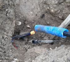 Le nouveau tube arrive à la fin de la 1ère (et la plus longue) section !
Halleluja ! Au final, la ficelle qui relie les 2 tubes a plutôt bien supporté la traction. J'avais très peur qu'elle cède, et que tout soit à refaire.
Bon, il reste encore à relier le nouveau tube au 2ème morceau qui attends en bas à droite pour le tirer sur les derniers mètres.
