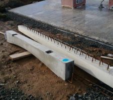 Les "trucs en b&eacute;ton" au dessus du hall d'entr&eacute;e et du garage