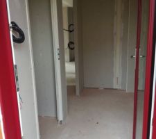 Cloisons achevées - l'entrée, avec le placard intégré au fond