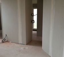 Cloisons achevées - l'entrée, vue du séjour