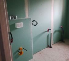 Cloisons achevées - salle de bain à l'étage