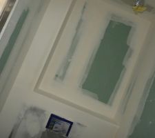 Tablette en placo au dessus du WC suspendu.