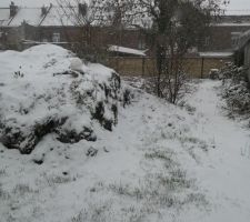 Premières neiges. Quel magnifique tas de terre :p