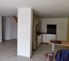 Pièce de vie avec la cuisine Cuisinella. Très bon travail de l'entreprise Tout Se Pose.