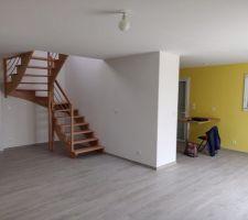 Pièce de vie avec l'escalier. Pièce finie.