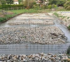 Béton coulé avant mise en place du radier