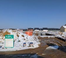 L'entrée du terrain, avec l'accès chantier qui correspond au futur pavés enherbés