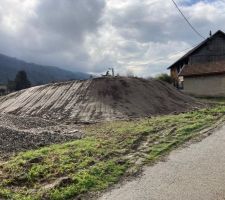 La butte de terre végétale.