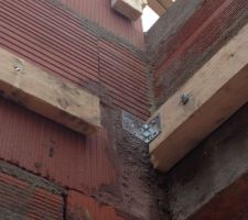 Charpente red&eacute;coup&eacute;e sur place par le poseur trouv&eacute; en catastrophe, certainement un professionnel