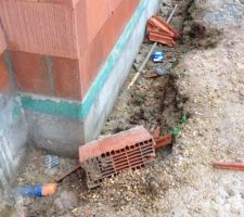 Tuile tombant toute seule du toit/propret&eacute; de la construction