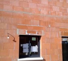 Nombreux trous dans les murs