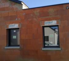 Couvreur se d&eacute;crottant les bottes sur les briques avant de monter sur le toit