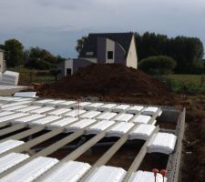 DTU sur le vide sanitaire non respecté/canalisations posées précairement sur des blocs de béton ou de parpaing