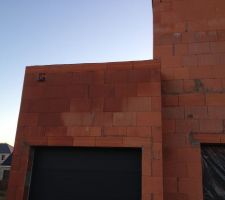 La descente de la goutti&egrave;re qui passe devant la porte du garage fallait y penser. Un "PLUS" d'Habitat Plus