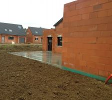 Terrasse r&eacute;alis&eacute;e sous la pluie parfait pour le s&eacute;chage et pour garder une pente pour permettre &agrave; l'eau de s'&eacute;vacuer correctement