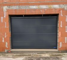 Petit cafouillage sur la taille de porte de garage, le constructeur a fait la commande d'une nouvelle porte.